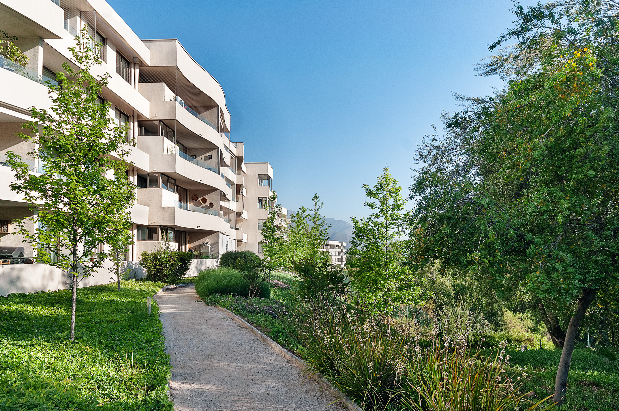 Inmofoto - Vista exterior de una casa moderna fotografiada para venta inmobiliaria